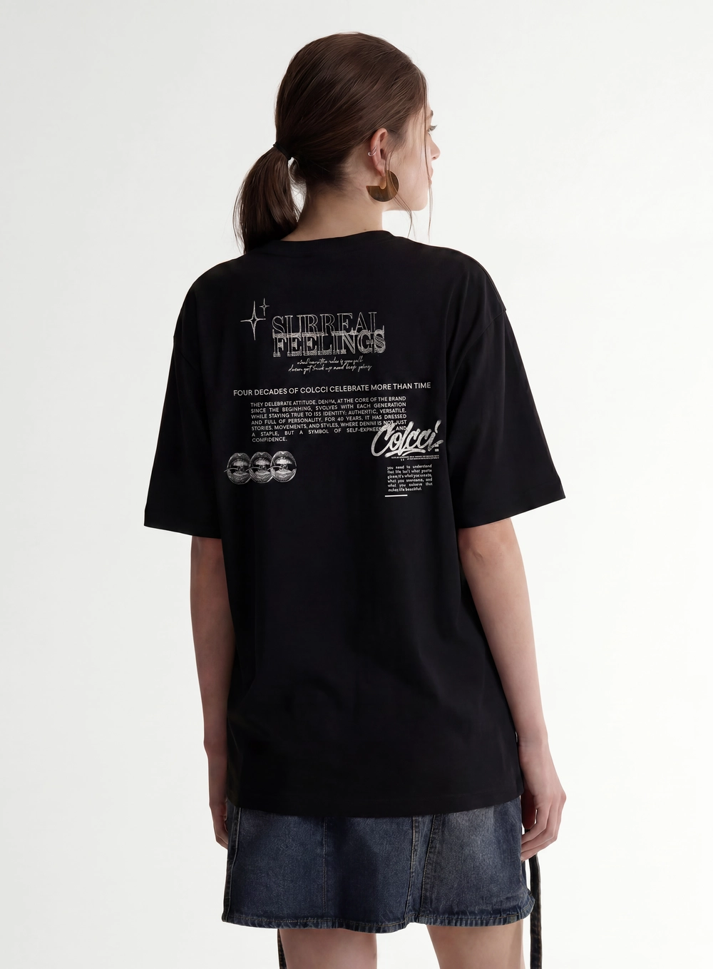 Camiseta Feminina Oversized Com Estampas Gráficas Preto