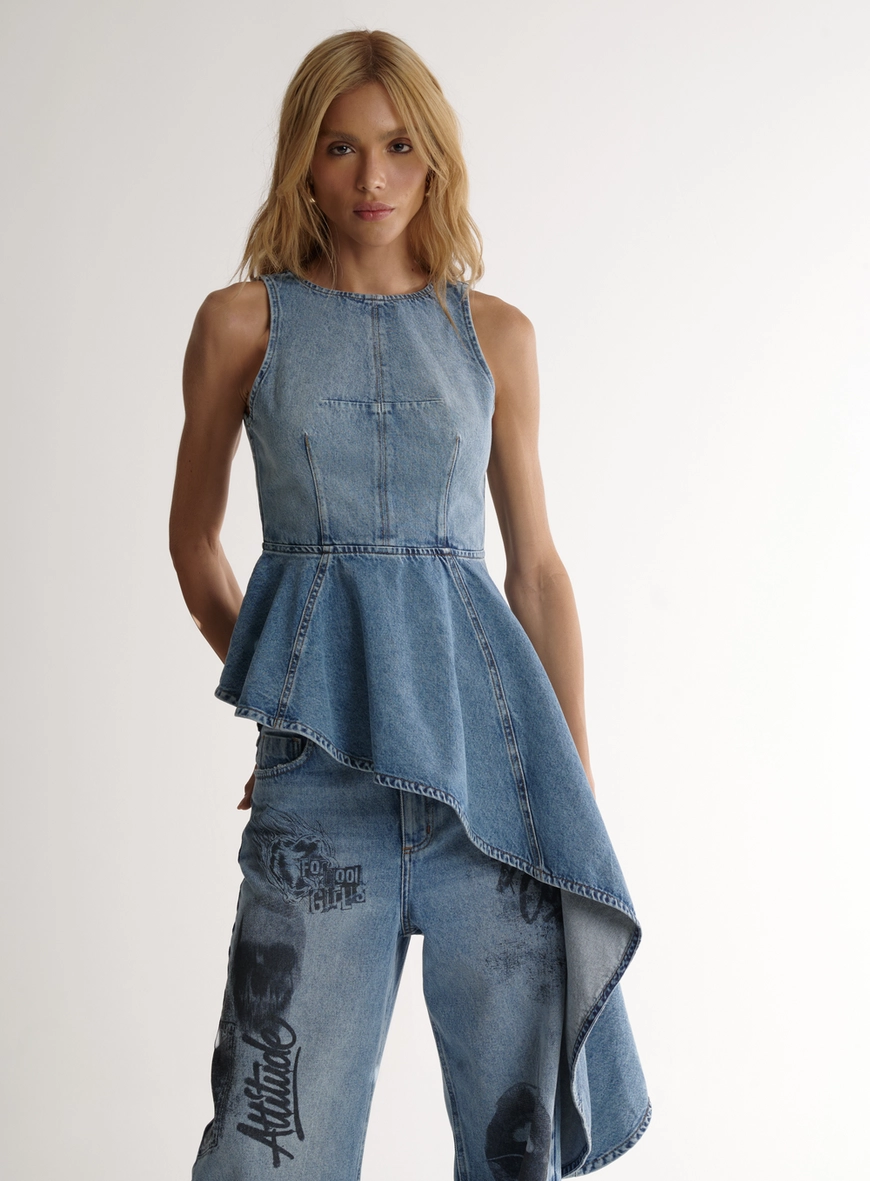 Blusa Jeans Sculptural Com Barra Assimétrica