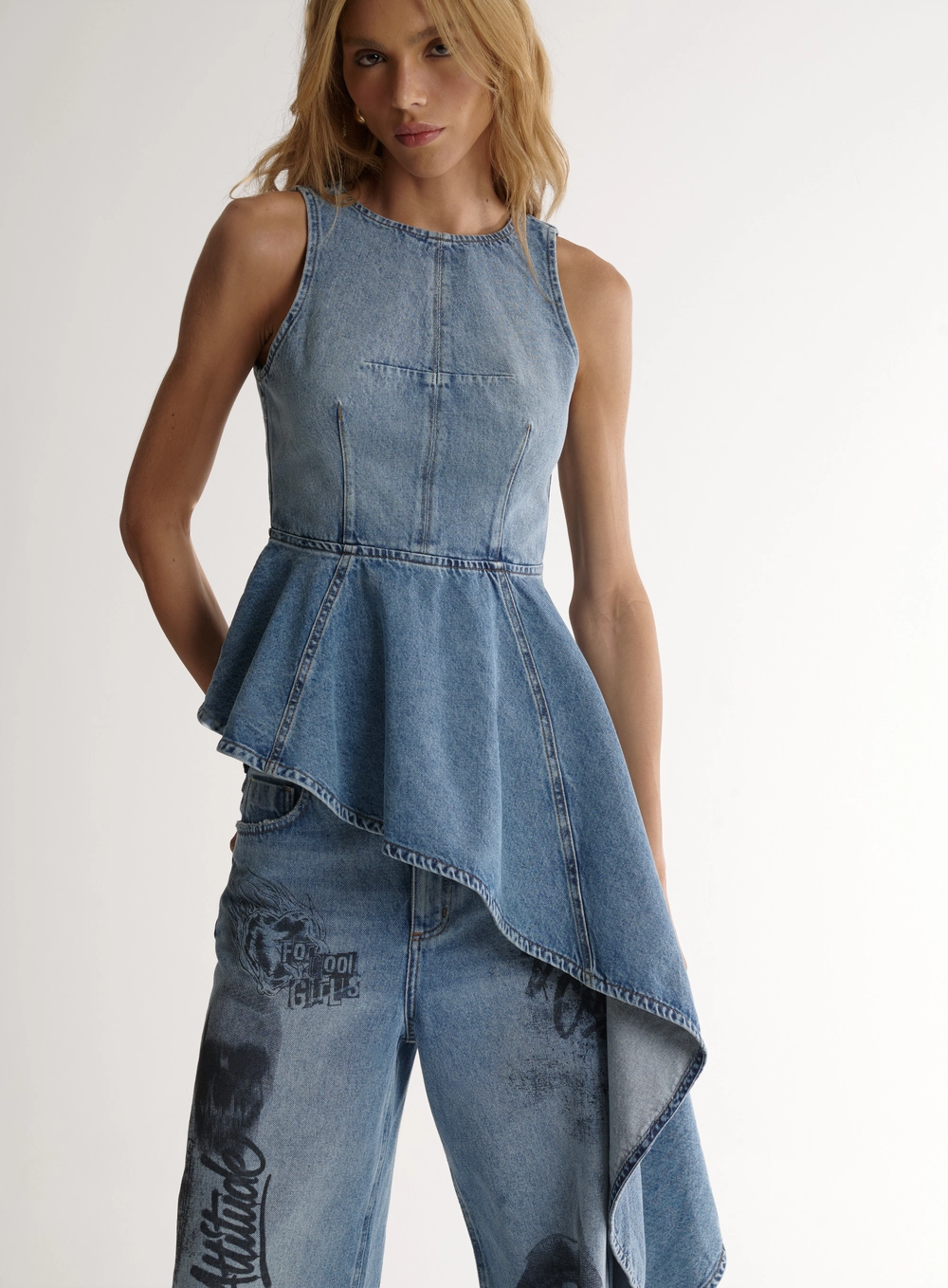 Blusa Jeans Sculptural Com Barra Assimétrica Índigo