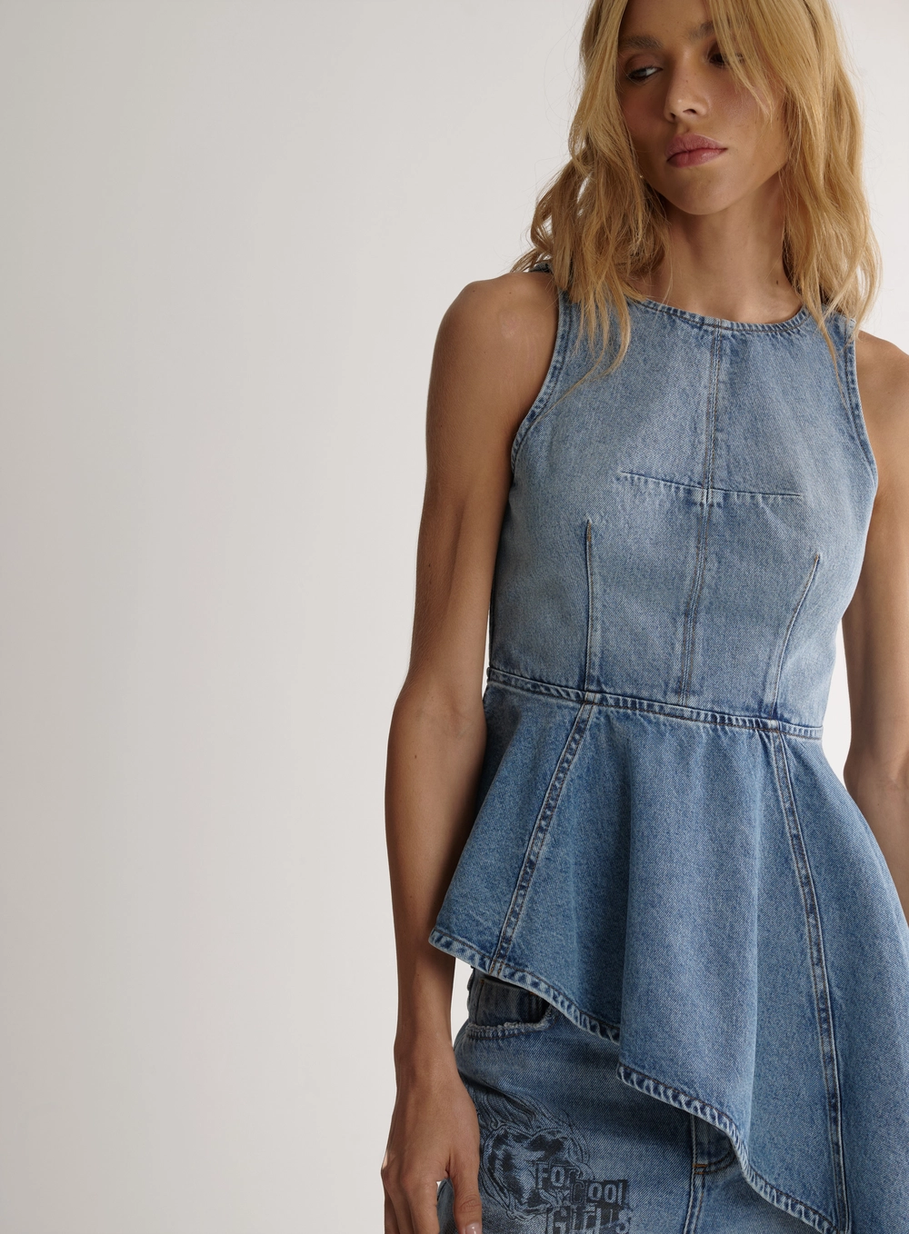 Blusa Jeans Sculptural Com Barra Assimétrica Índigo