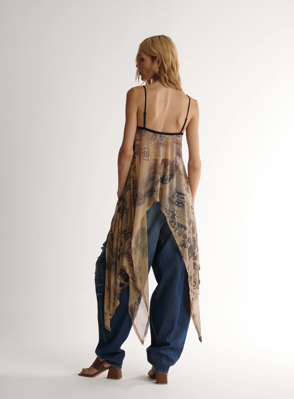 Blusa Tattoed Em Tule Com Barra Assimétrica Estampados