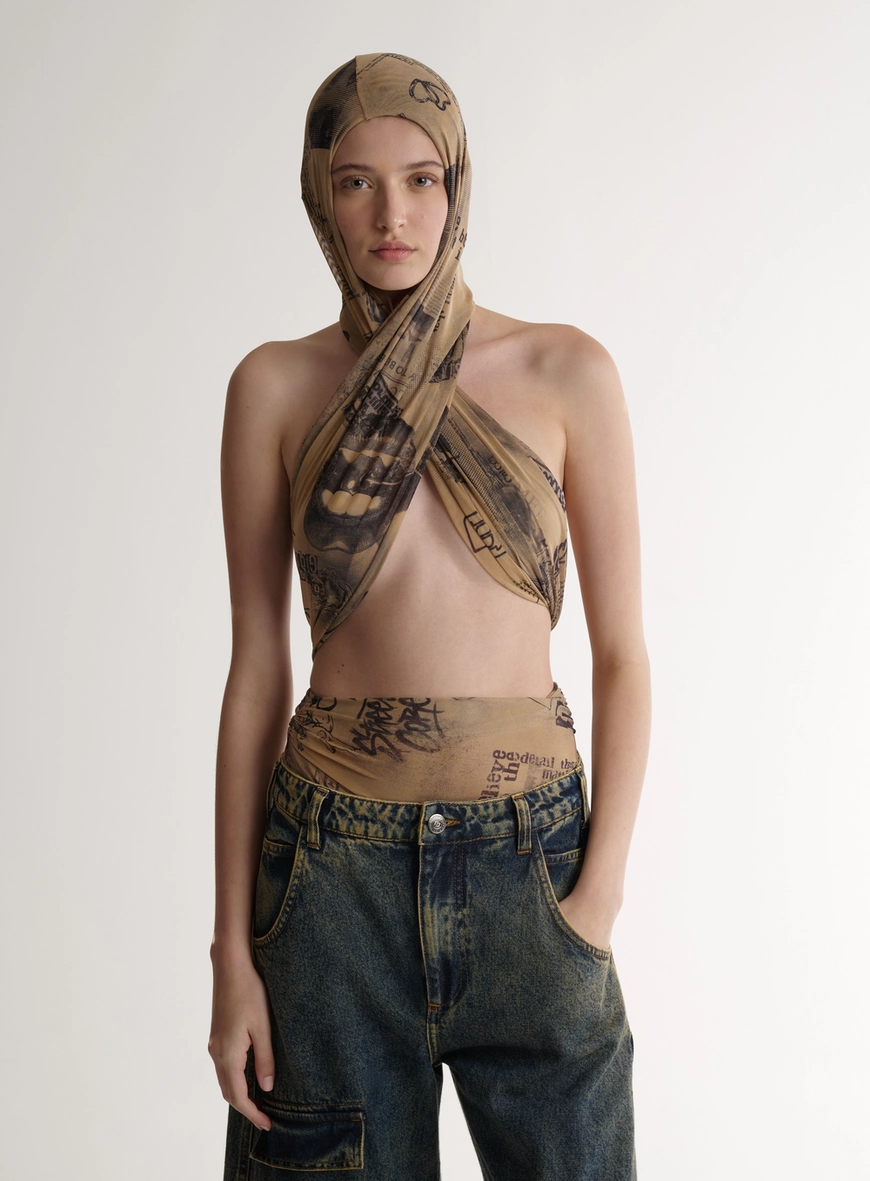 Body Tattoed Em Tule Com Transpasse E Capuz