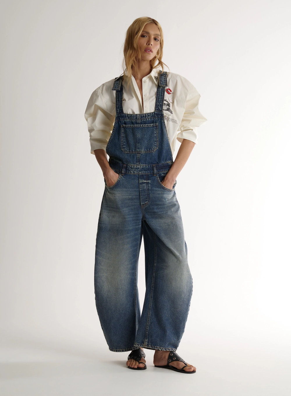 Jardineira Feminina Jeans Sculptural Com Bolsos Índigo