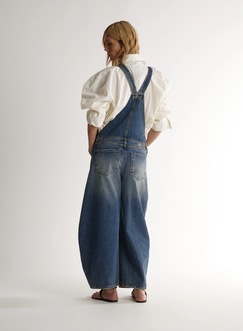 Jardineira Feminina Jeans Sculptural Com Bolsos Índigo