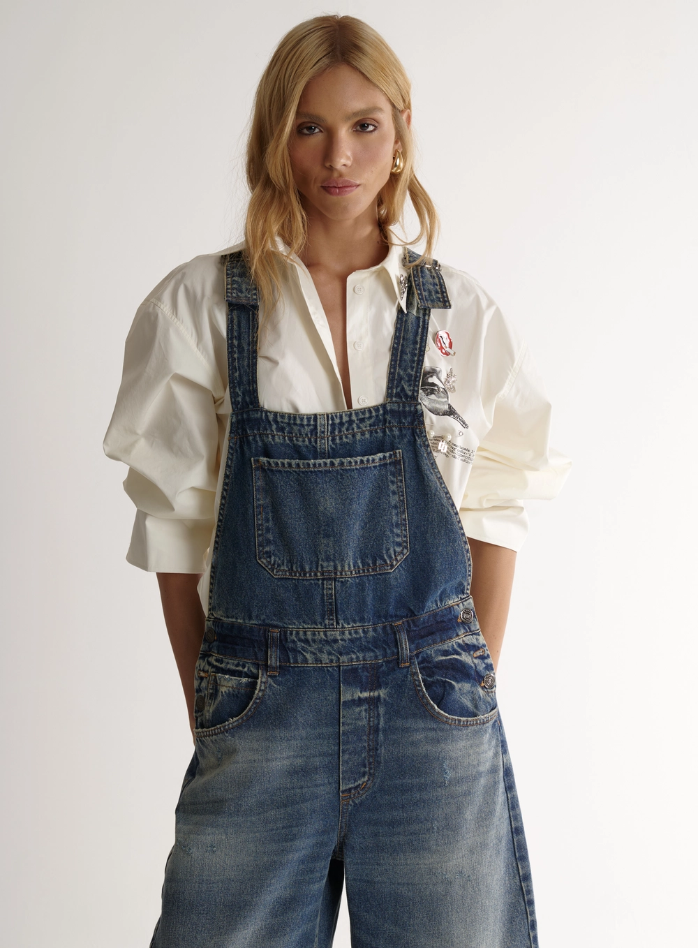 Jardineira Feminina Jeans Sculptural Com Bolsos Índigo