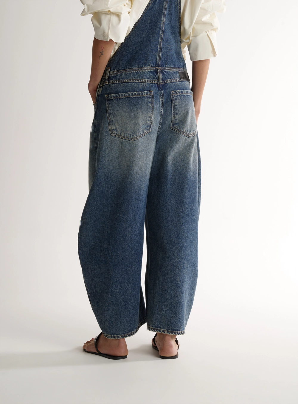 Jardineira Feminina Jeans Sculptural Com Bolsos Índigo