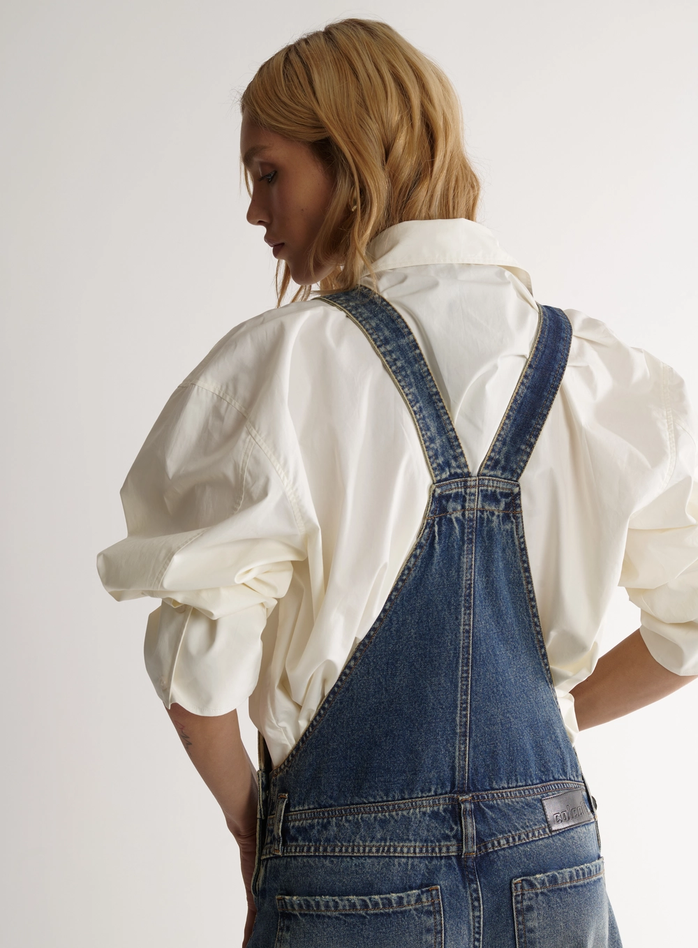 Jardineira Feminina Jeans Sculptural Com Bolsos Índigo