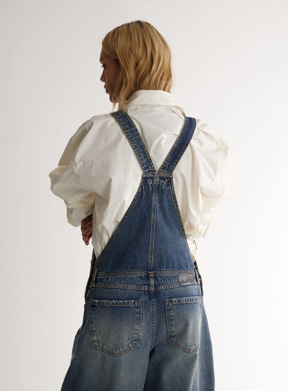 Jardineira Feminina Jeans Sculptural Com Bolsos Índigo