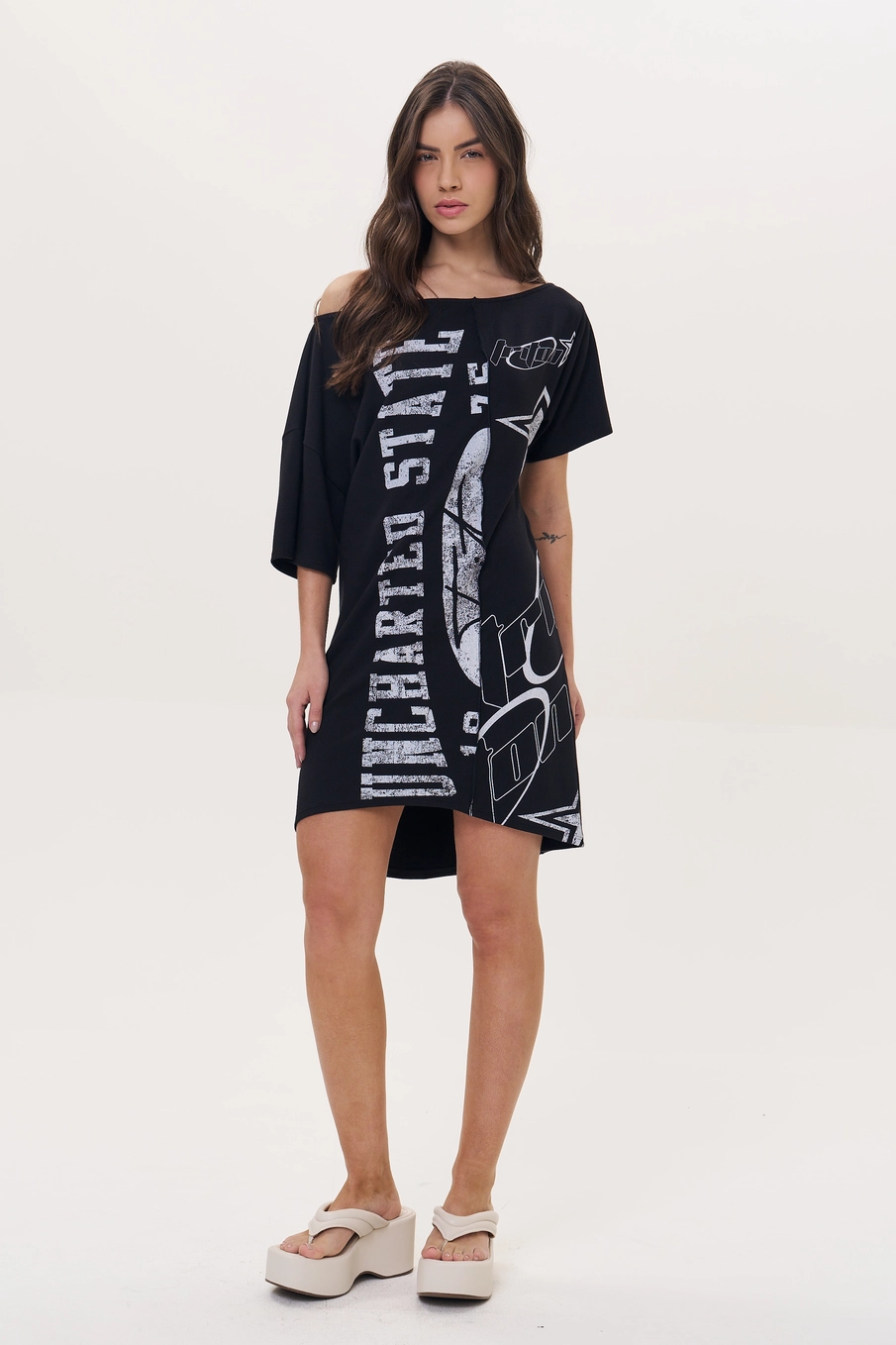 Vestido T-shirt Oversized Estampada Preto 1