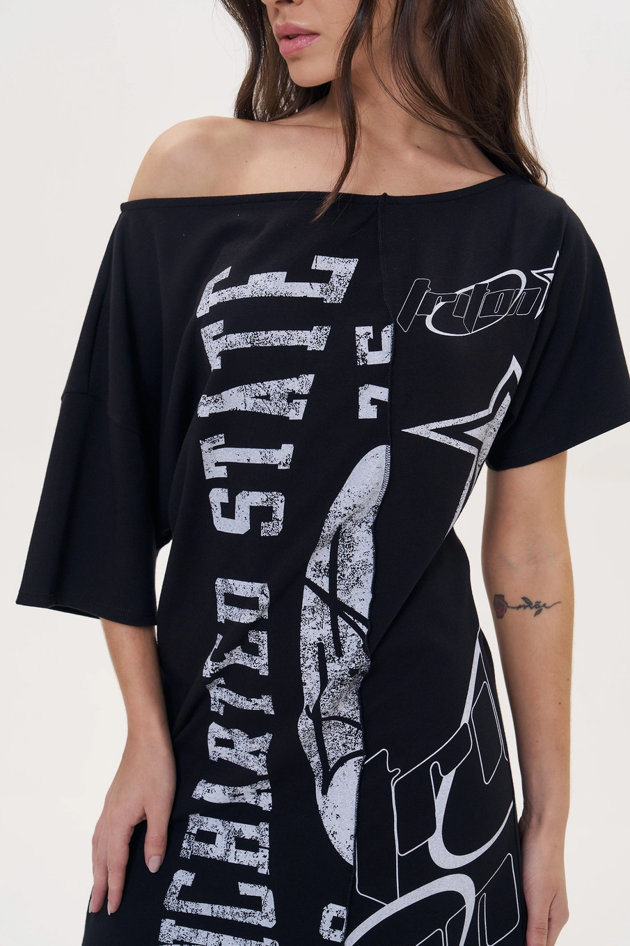Vestido T-shirt Oversized Estampada Preto 4