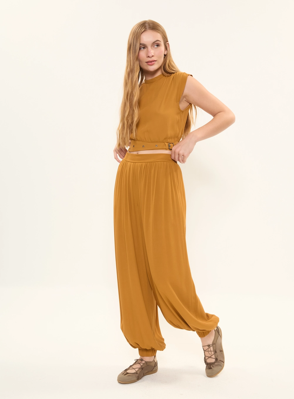 Calça Feminina Aladin Cintura Média Com Pregas Marrom 1