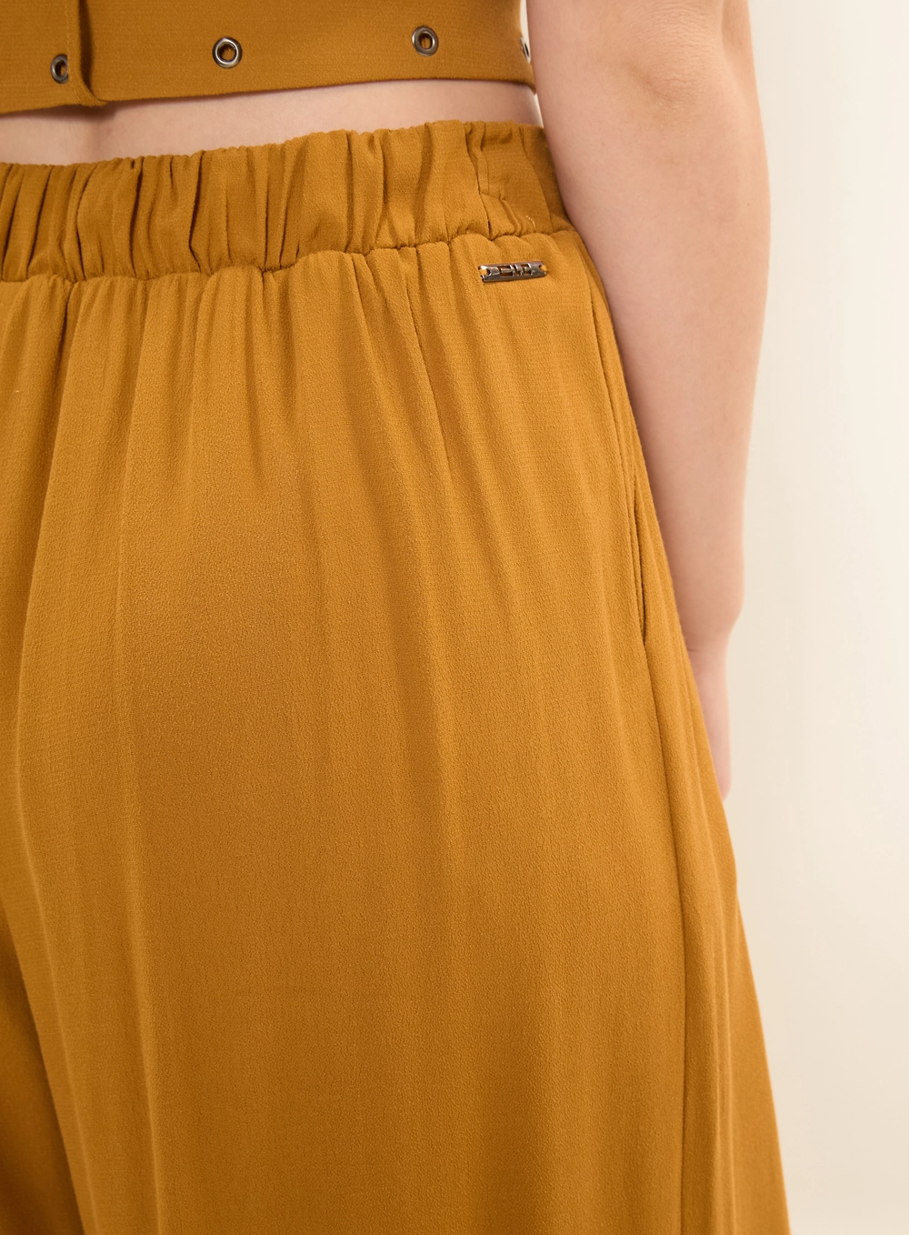 Calça Feminina Aladin Cintura Média Com Pregas Marrom 5