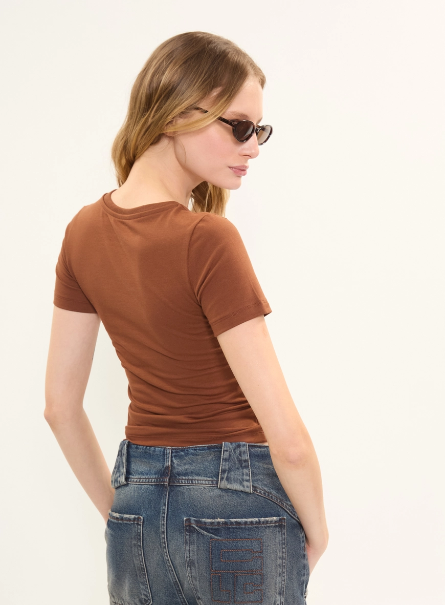 Camiseta Feminina Baby Look Com Aplicação Marrom 2