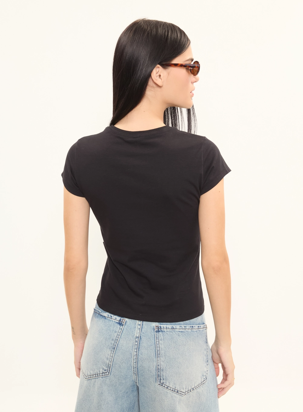 Camiseta Feminina Baby Look Com Aplicação Preto 2