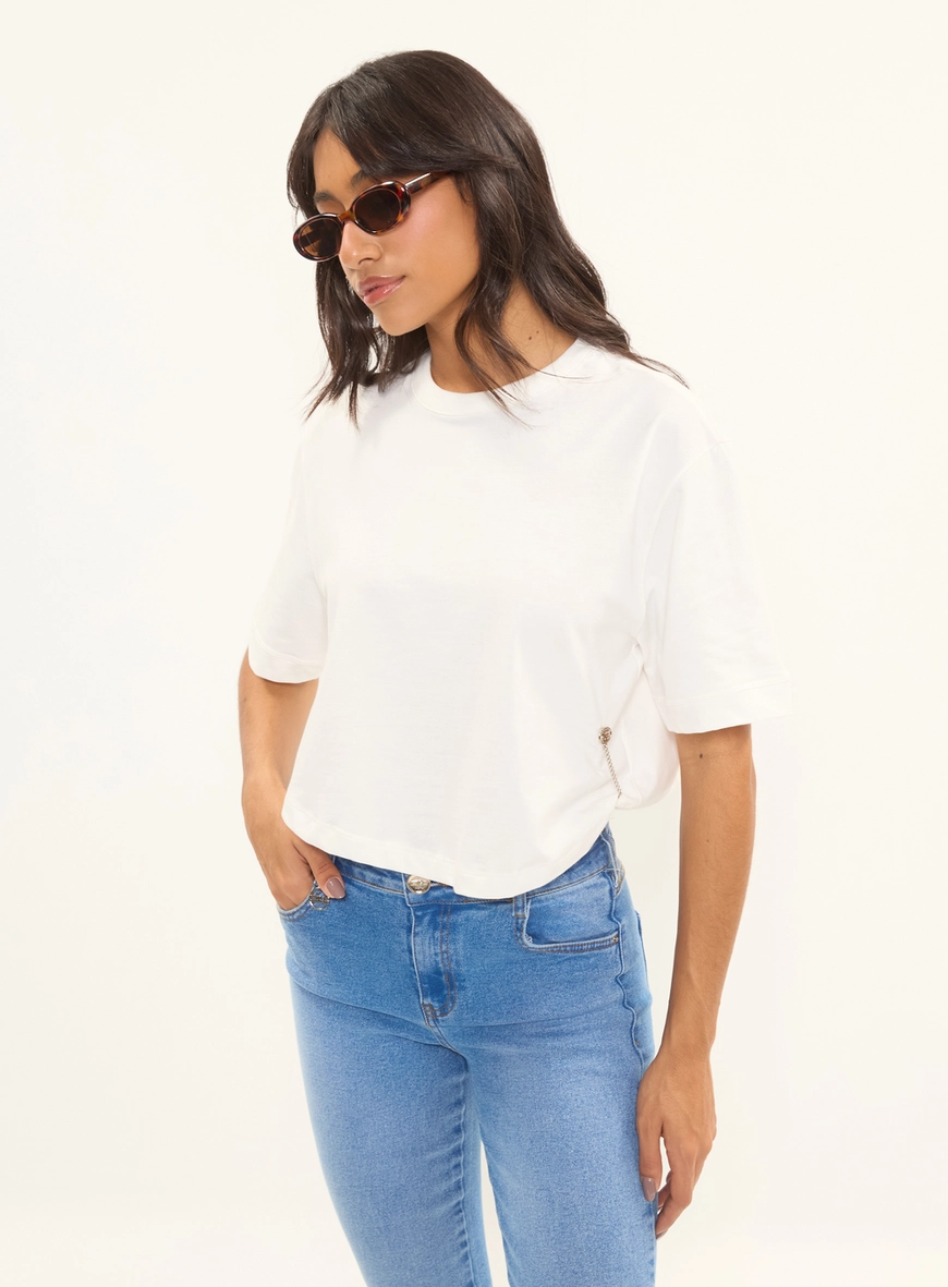 Camiseta Feminina Box Com Detalhe Metal Off Shell 1