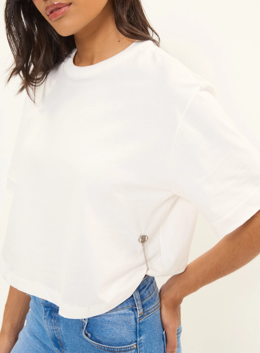 Camiseta Feminina Box Com Detalhe Metal Off Shell 3