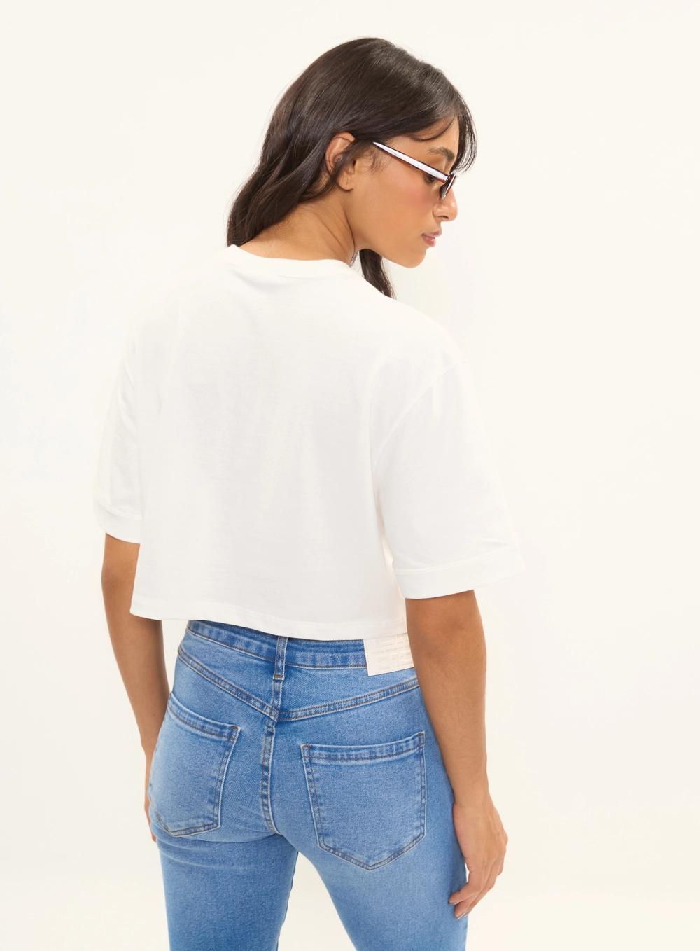 Camiseta Feminina Box Com Detalhe Metal Off Shell 2