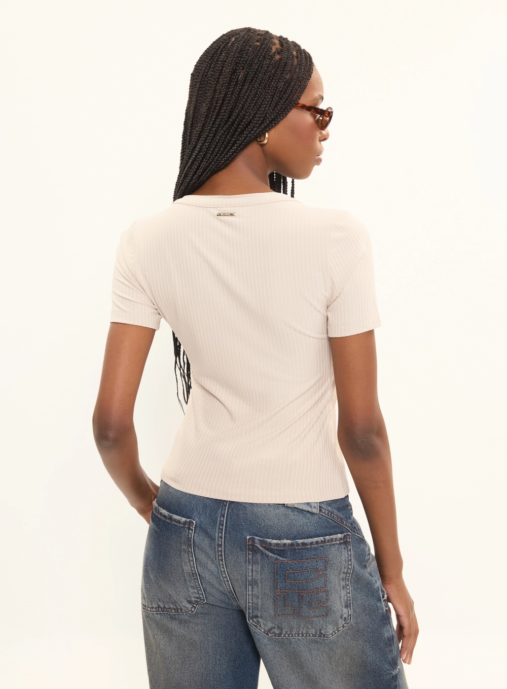 Blusa Small Fit Canelada Decote V Bege Esquilo 2