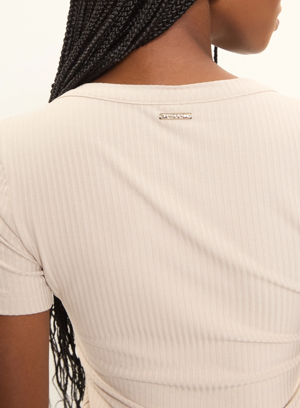 Blusa Small Fit Canelada Decote V Bege Esquilo 3