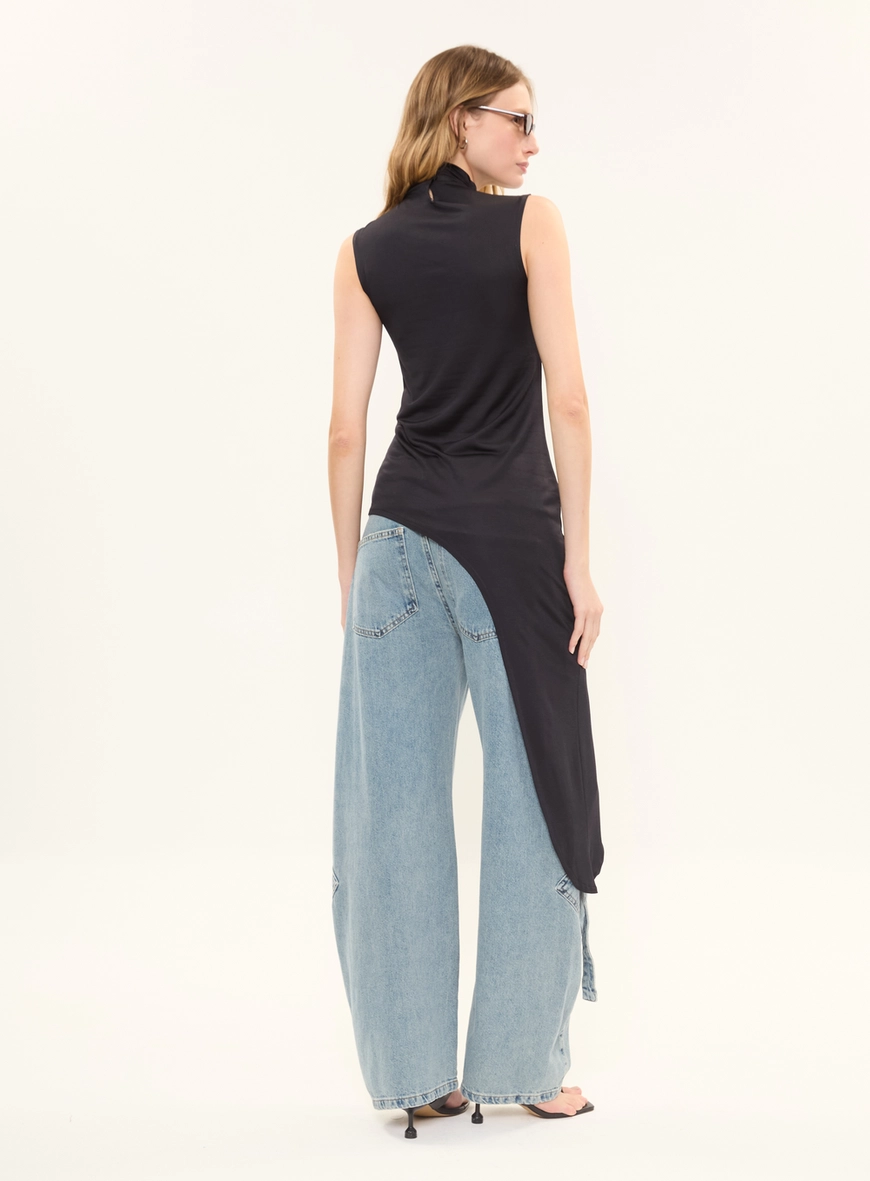 Blusa Slim Gola Alta Com Barra Assimétrica Preto 4
