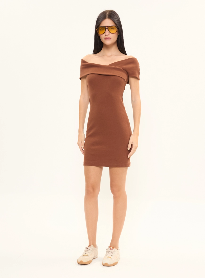 Vestido Curto Slim Canelado Ombro A Ombro Marrom 6