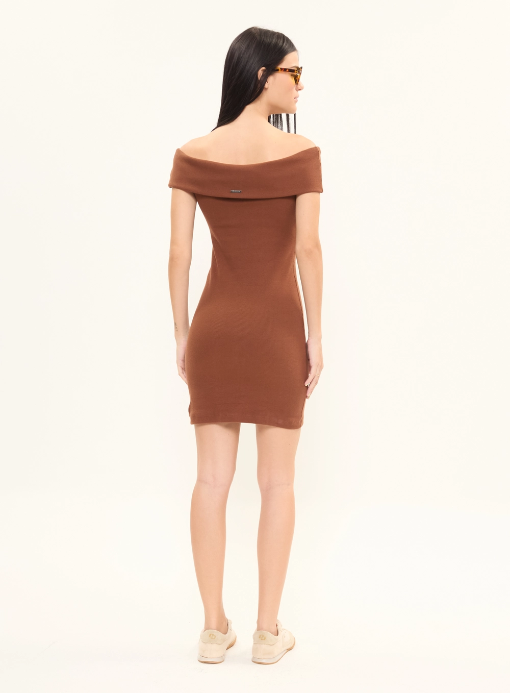 Vestido Curto Slim Canelado Ombro A Ombro Marrom 2