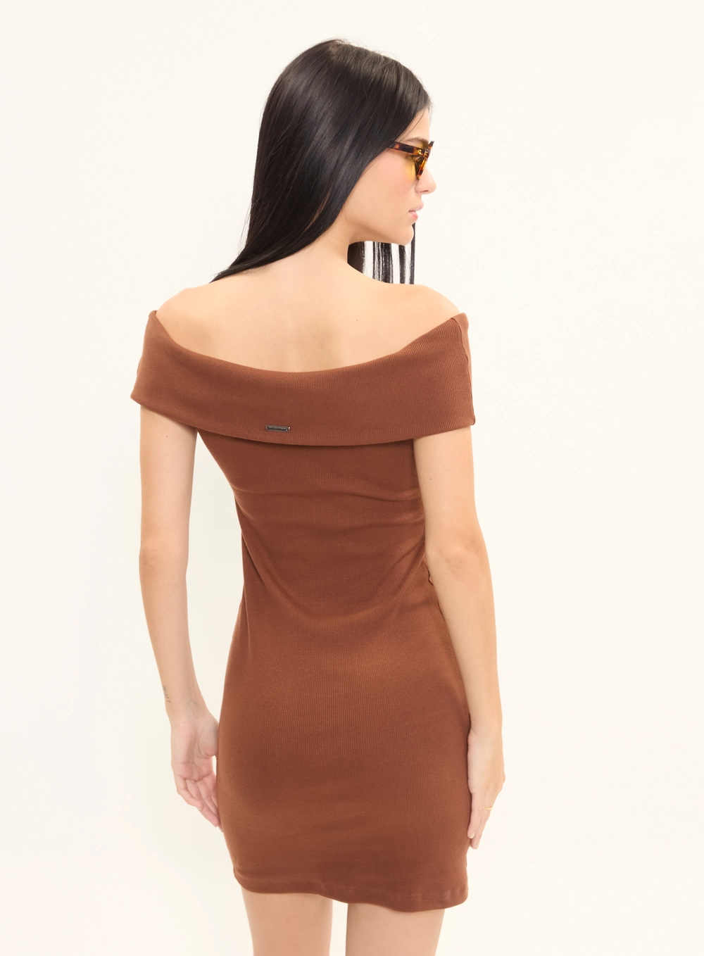 Vestido Curto Slim Canelado Ombro A Ombro Marrom 4