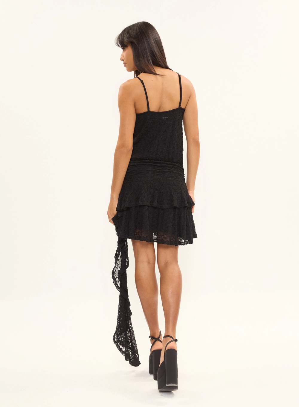 Vestido Comfort Em Renda Detalhe Assimétrico Preto 2