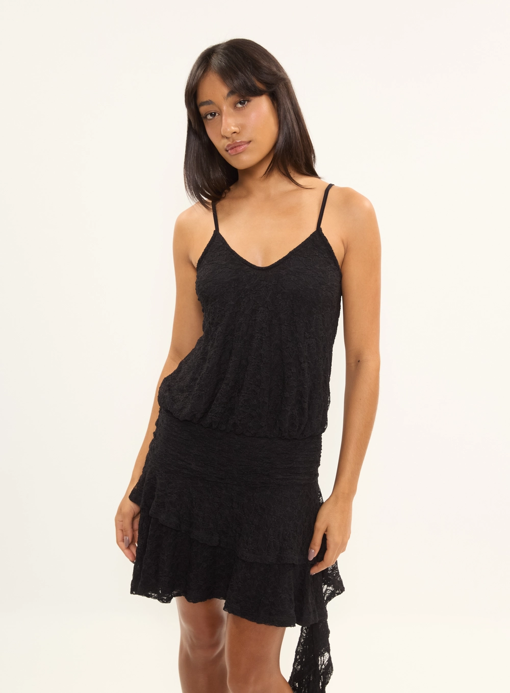 Vestido Comfort Em Renda Detalhe Assimétrico Preto 3